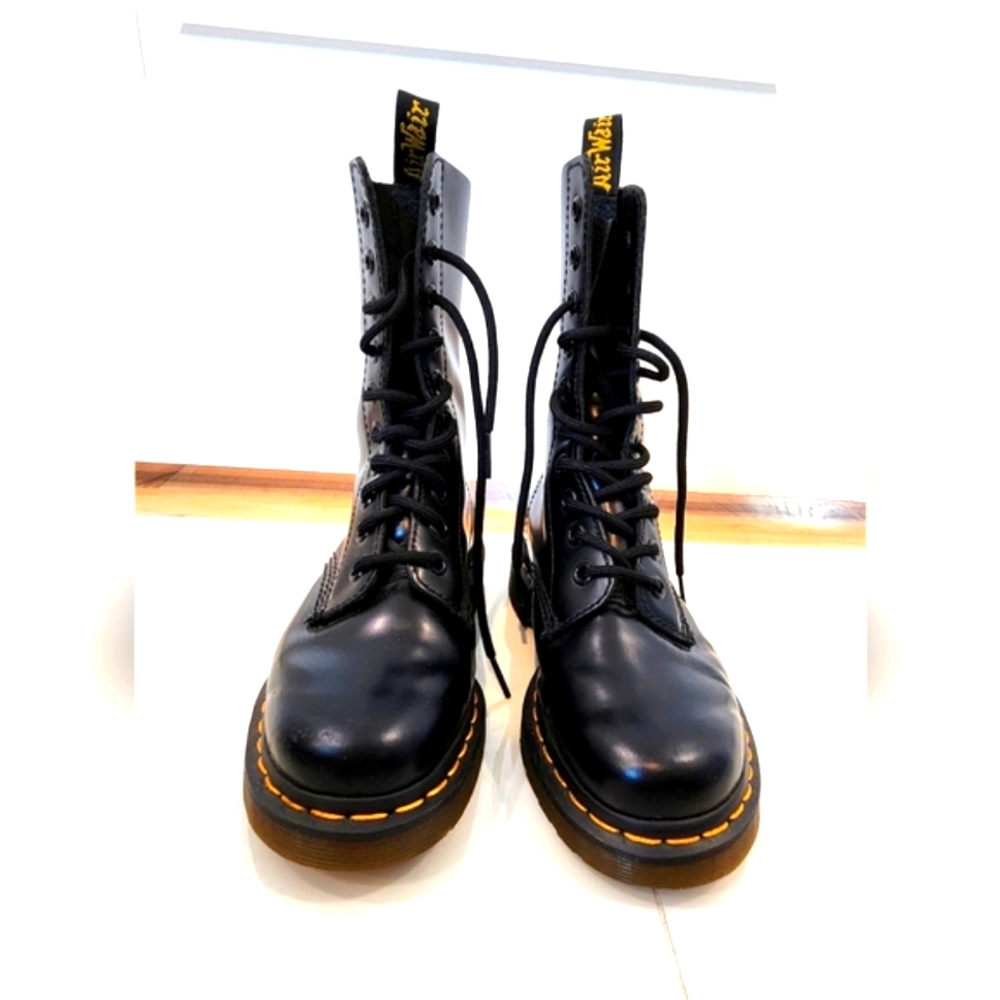 DR  MARTENS ORIGINALS Women's Size5 Smooth Leather Boots. Immaculate condition!